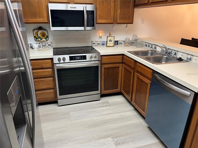 Building Photo - 333 Woodlake Wynde