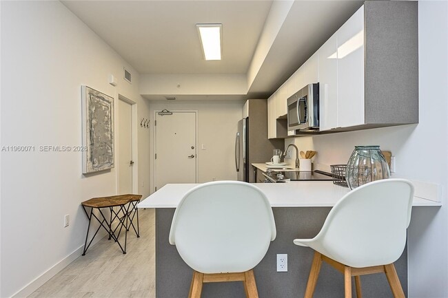 Building Photo - 321 NE 26th St