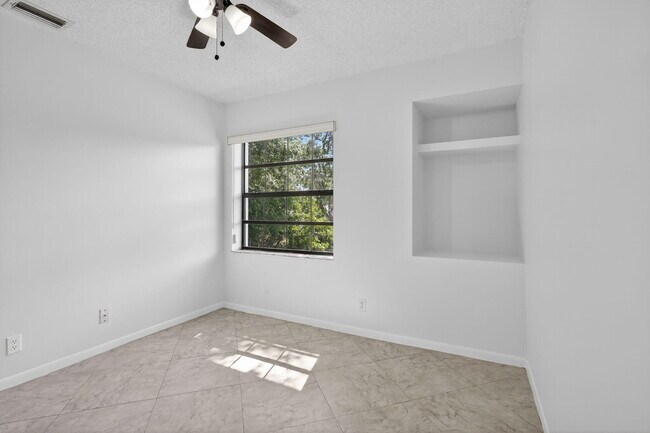 Building Photo - 5475 Verona Dr