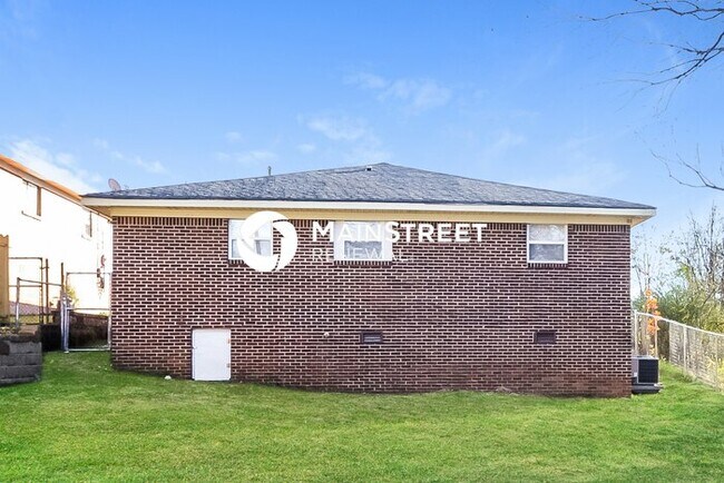 Building Photo - 4 Bedroom Pet-Friendly Home in Birmingham, AL with Main Street Renewal
