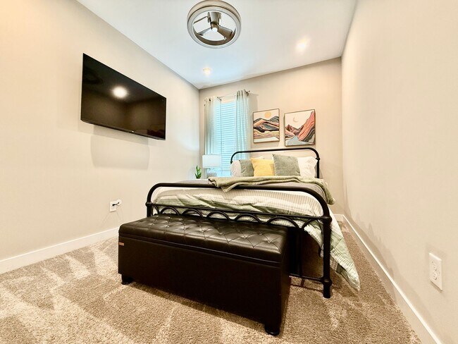 Building Photo - Central, luxury townhome in the heart of Liberty