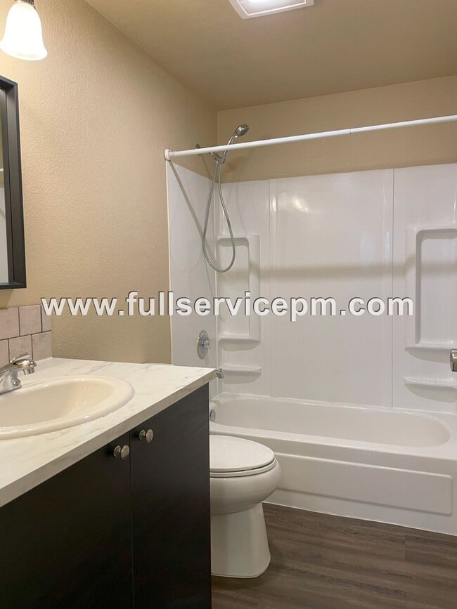 Building Photo - Great Find!!Spacious, condo w/ master