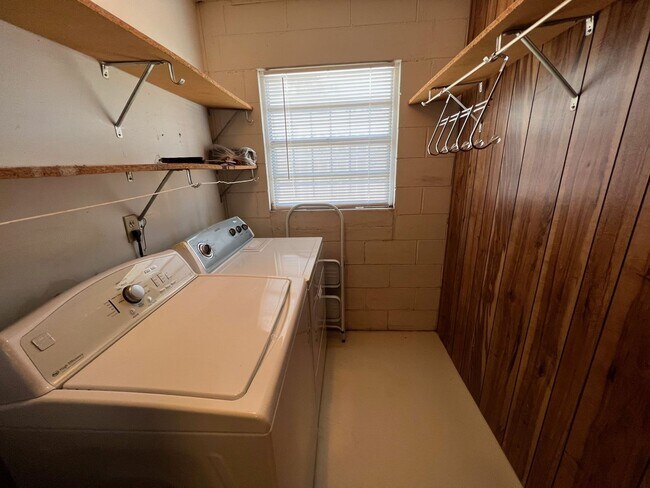Building Photo - Newly Renovated 3/2 Home ~ Brand New Kitchen ~ Updated Bathrooms ~ Fenced Yard!