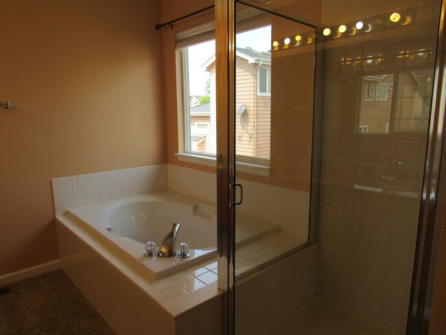 Building Photo - Superb  updated 5 bedroom, 4 bathroom home...