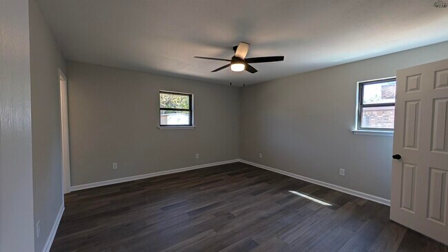 Building Photo - 991 Cheryl Dr