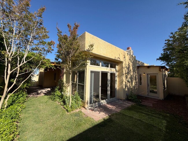 Building Photo - 2 Bedroom Single Story Home Available Near Paseo Del Norte Blvd NE & Wyoming Blvd NE!