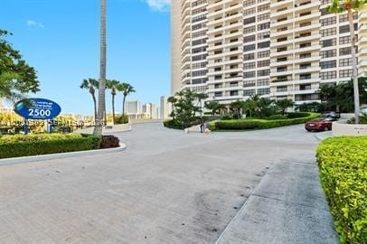Building Photo - 2500 Parkview Dr