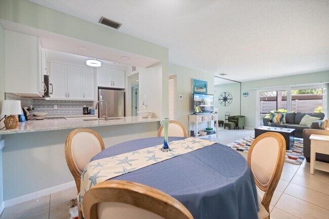 Building Photo - 634 Bird Bay Dr E