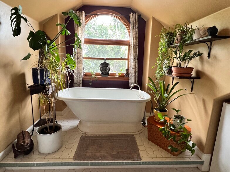 Building Photo - 616 W Mulberry St