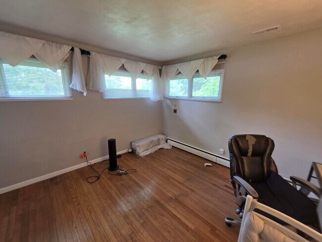 Building Photo - 3BR/2BA/2CarGarage Only A Few Minutes From Everything!