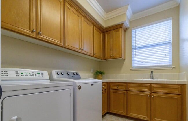 Building Photo - Pleasanton Ridge 5 bed/5 bath, Solar, Amen...
