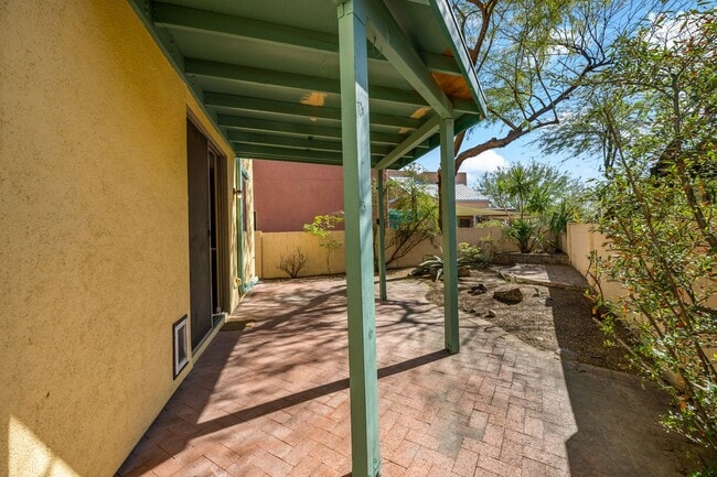 Building Photo - Paseo Estrella Gem at the base of Tucson icon A mountain! Minutes away from DownTown Tucson!