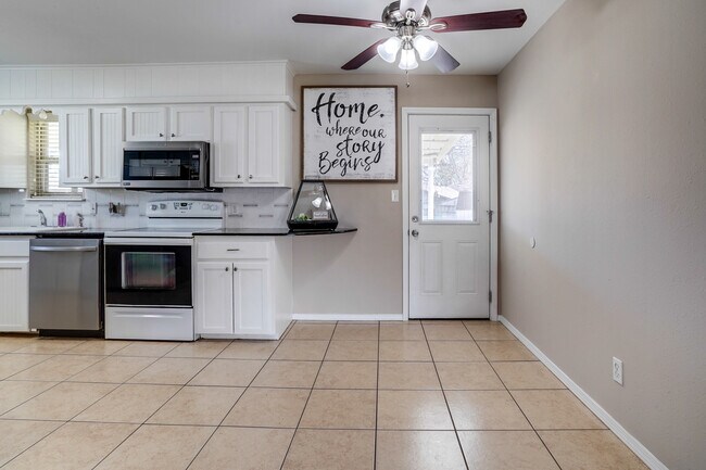 Building Photo - 1906 N Chambers Ter