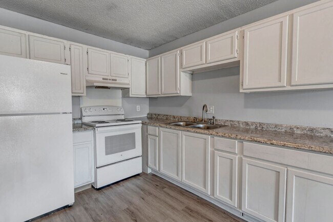 Building Photo - Recently Renovated Units in Decatur, AL