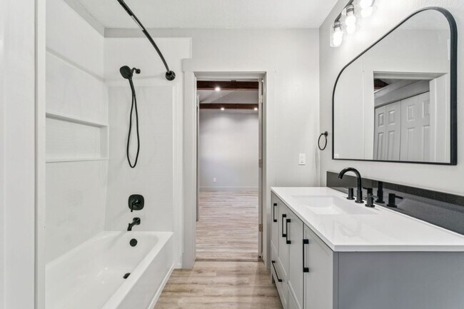 Building Photo - Home for rent with large backyard! 2306 Plum St