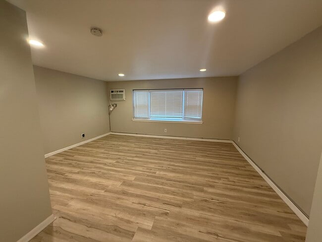 Building Photo - 1809 14th Ave
