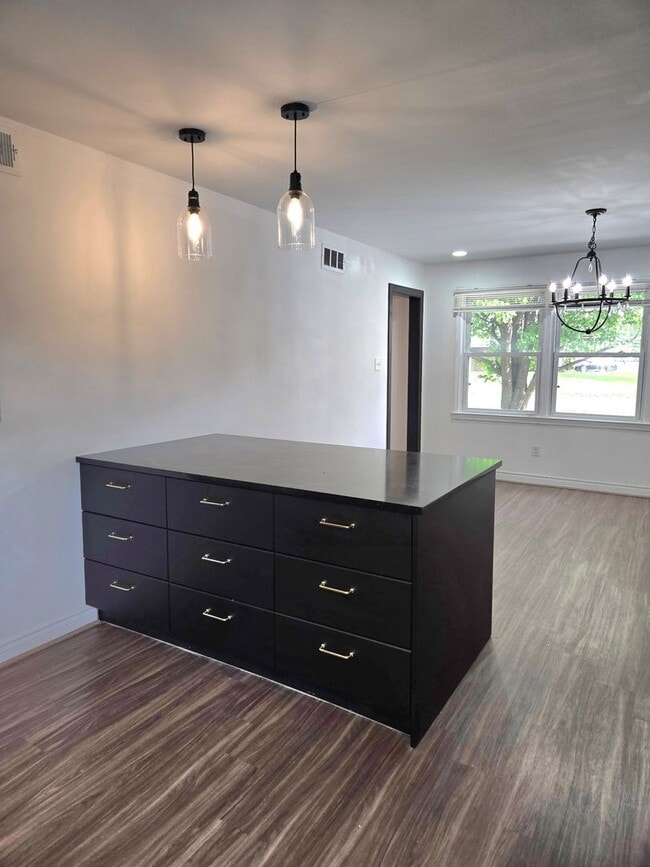 Building Photo - Spacious Five Bedroom