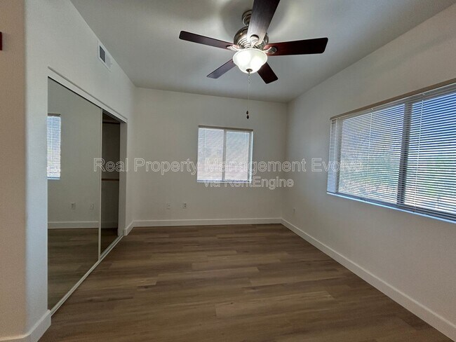 Building Photo - 920 E Devonshire Ave