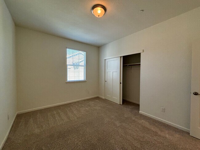 Building Photo - Spacious 4 Bedroom, 3 Bath Home with Bonus Room, 2 Car Garage in Westpark Village!