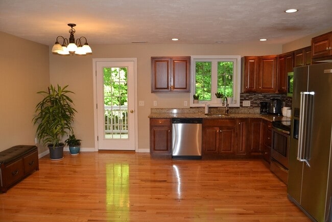 Building Photo - 63 Crestwood Dr
