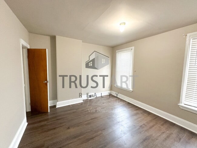 Building Photo - 3885 Manor St