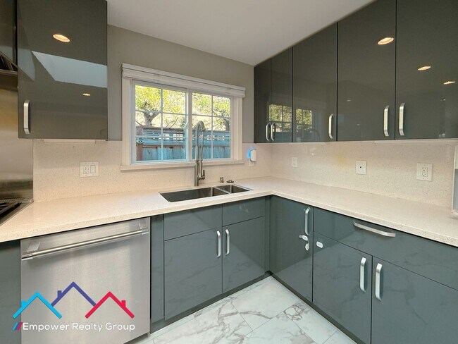 Building Photo - 3 bed 2 bath Single Family Home is Desired Millbrae Neighborhood