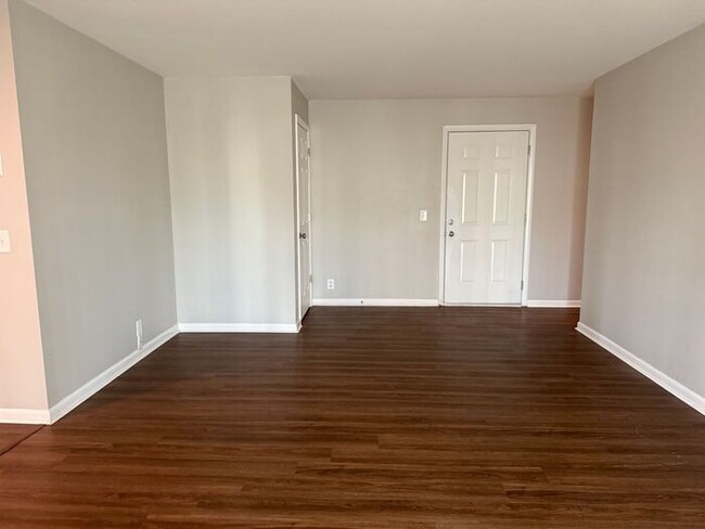 Building Photo - Remodeled 1 Bedroom Apartment!!! Walk to t...