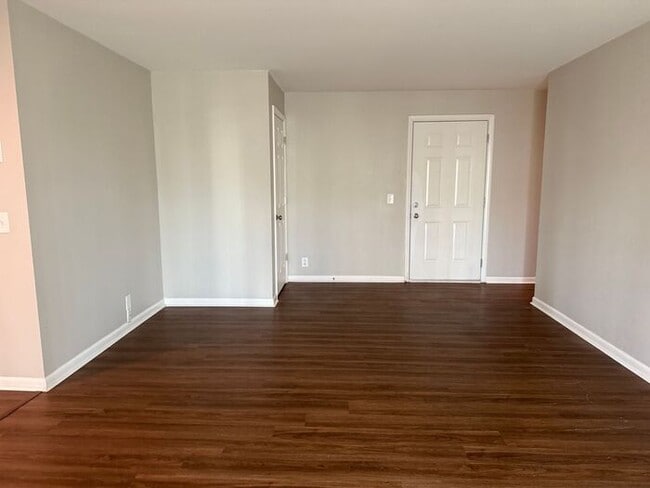 Building Photo - Remodeled 1 Bedroom Apartment!!! Walk to the Square or Steps from Sumner Regional Hospital