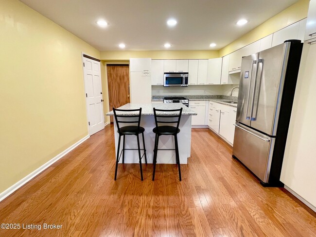 Building Photo - 816 Melford Ave