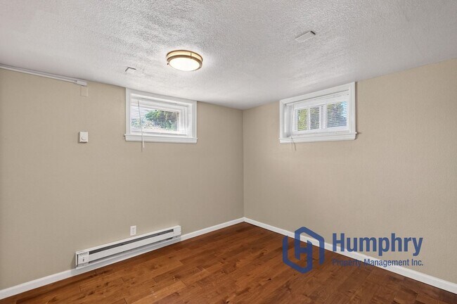Building Photo - Bottom unit of Duplex