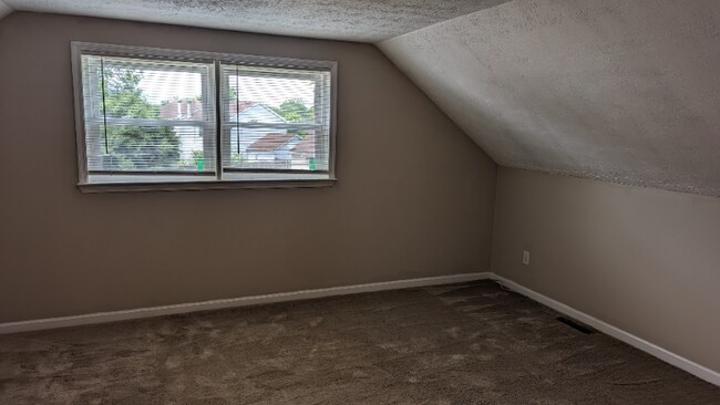 Building Photo - 474 Woodview Dr