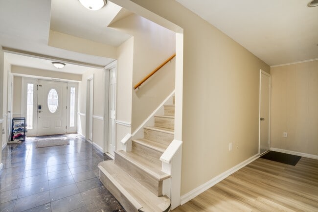 Building Photo - 7913 Central Park Cir