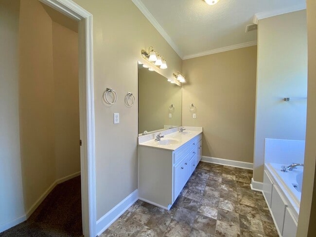 Building Photo - 4858 Somerset Dr