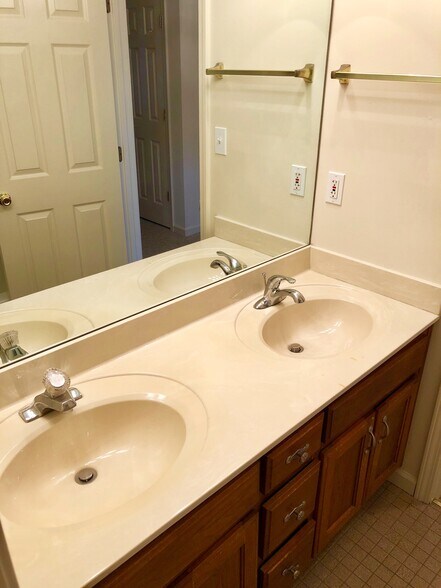 Building Photo - 1146 Northwood Loop