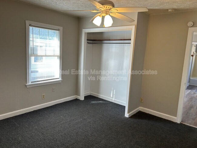 Building Photo - 1113 Dewey St