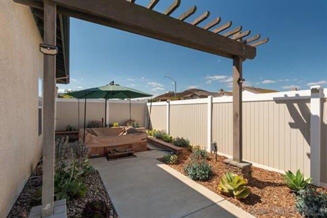 Building Photo - Beautifully Remodeled Home with outdoor Kitchen and Spa!