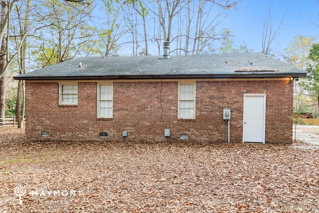 Building Photo - Charming 3 Bedroom Brick Home