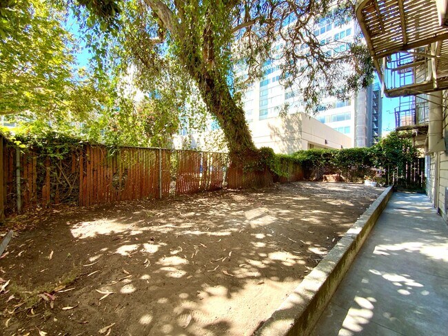 Building Photo - UPDATED 1BR! DISHWASHER! HARDWOOD! Laundry On-Site