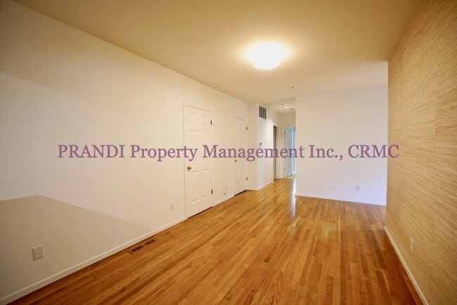 Building Photo - Modern Ground Floor Condo with 2 Car Garage!