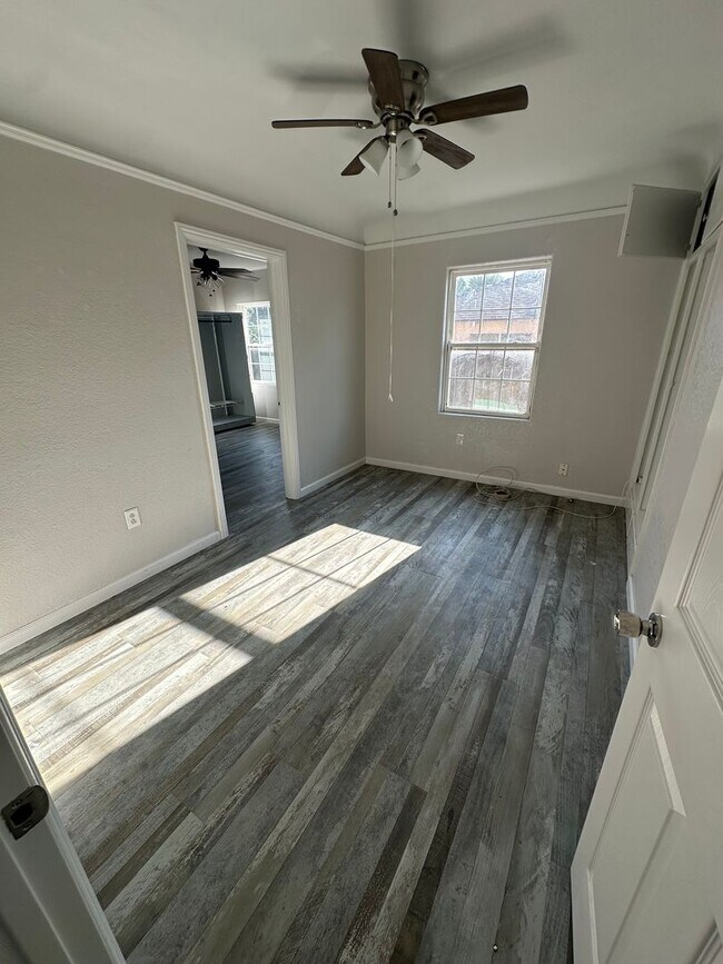 Building Photo - Newly Remodeled 3BR Home with Fireplace Ch...
