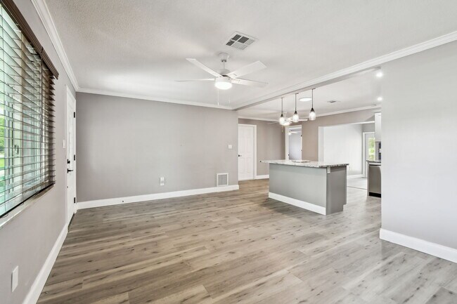 Building Photo - 528 Manor Dr