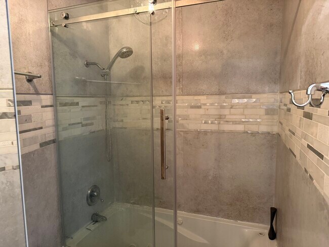 Building Photo - 300 N State St