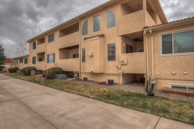 Building Photo - Spacious townhome in desirable Northgate c...