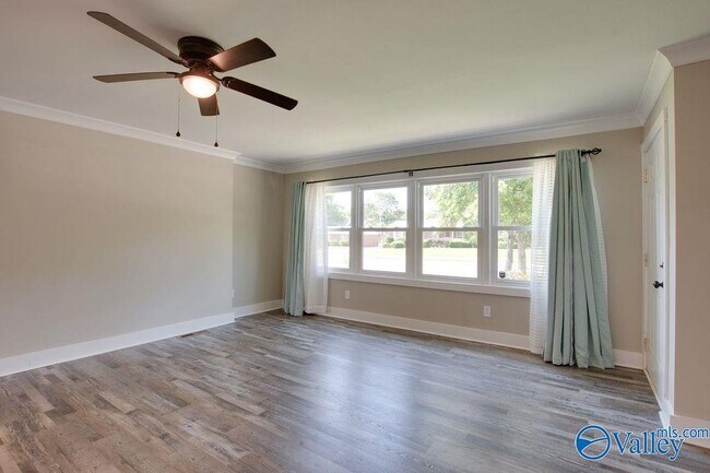 Building Photo - 213 Drake Ave SW