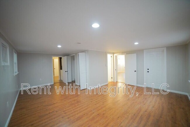 Building Photo - 2032 Warwick St