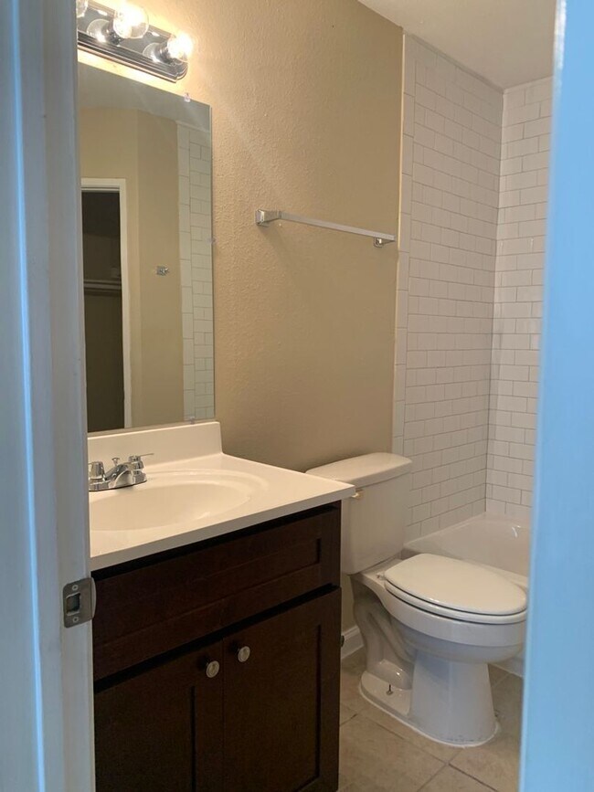Building Photo - Newly refreshed spacious 2bedrooms,2 baths duplex in Eagle Lake, TX.