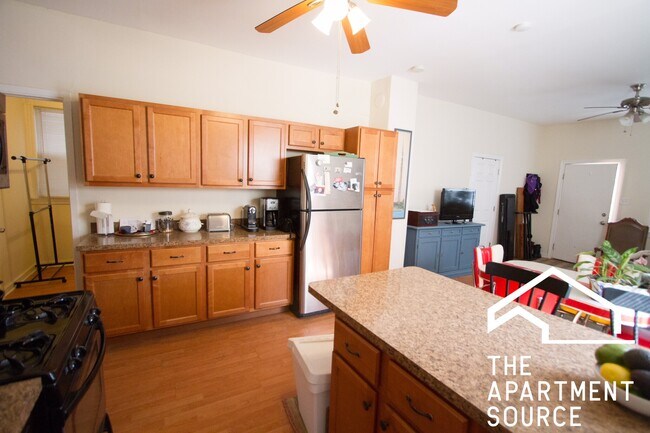 Building Photo - 2223 N Sawyer Ave