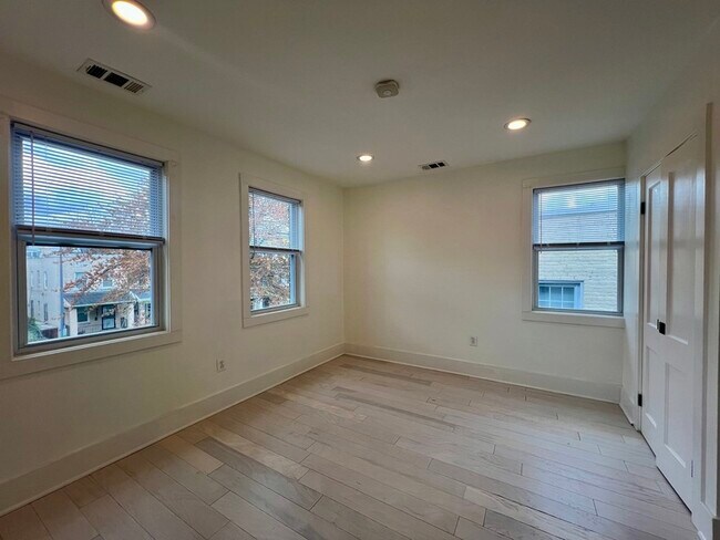 Building Photo - 1742 L St NE