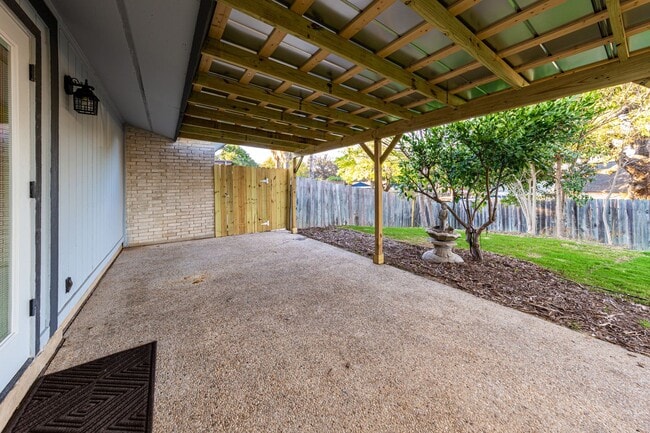 Building Photo - BEAUTIFULLY RENOVATED ONE STORY HOME IN A ...