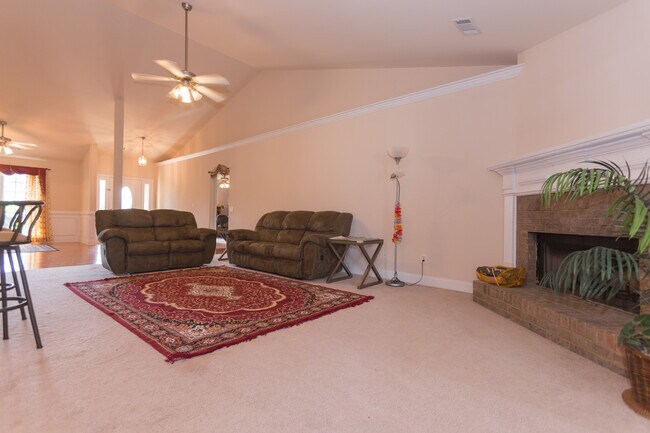 Building Photo - Spectacular 3 Bedroom 2 Bath House in Ocon...
